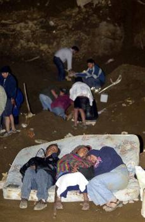 Ολη τη νύχτα σκάβουν συγγενείς και σωστικά συνεργεία. Κάποιοι δεν άντεξαν την εξάντληση...