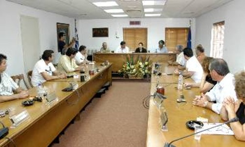 Από τη σύσκεψη με το δήμαρχο και το δημοτικό συμβούλιο Οινοφύτων