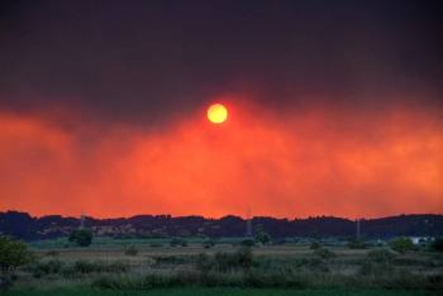 Η επόμενη μέρα για τις πυρόπληκτες περιοχές και τους κατοίκους τους θα ξημερώσει με δραματικά προβλήματα. Στη φωτογραφία ο όρμος του Κατάκολου όπως φαίνεται από την αρχαία Ολυμπία την ώρα της φωτιάς
