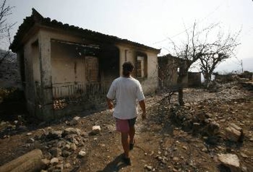 Χιλιάδες σπίτια καμένα και άστεγους άφησε πίσω της η πύρινη λαίλαπα