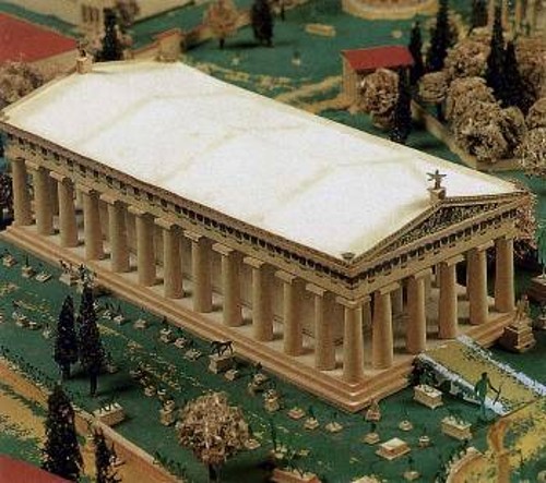 Γύψινη αναπαράσταση του ναού του Δία, που αποτέλεσε για πολλούς αιώνες το κέντρο της λατρείας και των αγωνιστικών εκδηλώσεων στην Αλτη. Η πολιτική των βυζαντινών αυτοκρατόρων κατά της αρχαιοελληνικής θρησκείας οδήγησε στο κλείσιμο του Ιερού. Οι τελετές έπαψαν στο τέλος του 4ου αι. Οι μεγάλοι σεισμοί του 6ου αι. σώριασαν το λαμπρό ναό...