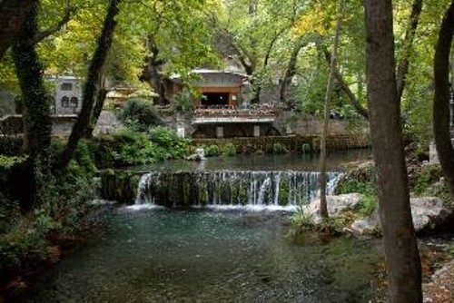 Η μεγάλη φυσική ομορφιά της Κρύας ανήκει στο λαό της Λιβαδειάς. Αλλά η δημοτική αρχή ανοίγει το δρόμο για το ξεπούλημά της σε ιδιώτες
