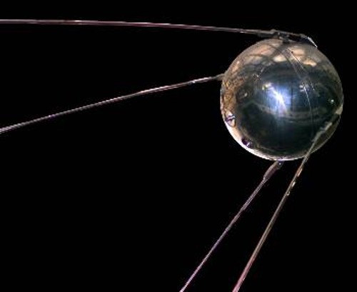 Ο Σπούτνικ 1 ήταν μια μικρή μεταλλική μπάλα με τέσσερις κεραίες, που εξέπεμπε ένα μονότονο μπιμπ - μπιμπ. Μπροστά στους σημερινούς τεράστιους πολύπλοκους δορυφόρους φαίνεται ασήμαντος. Ηταν, όμως, η απαρχή της διαστημικής εποχής
