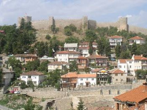Στο βάθος τα τείχη του φρουρίου και μπροστά το ρωμαϊκό αμφιθέατρο