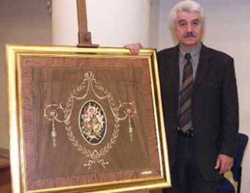  Ο Αγάπιος Σαχίνης δίπλα σε ένα έργο του