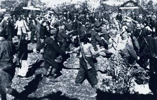 Μετά τη μάχη, αντάρτες και αντάρτισσες χορεύουν με τα όπλα χιαστί