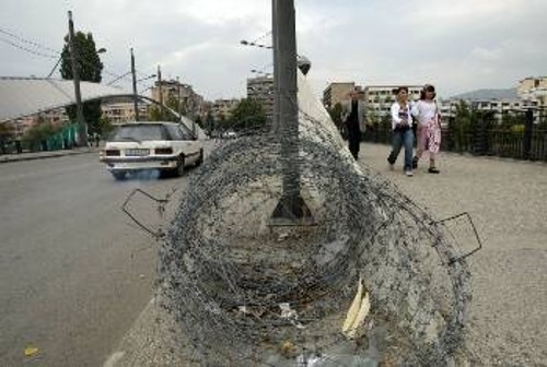 Χαρακτηριστική γέφυρα στην Κοσόβσκα Μιτροβίτσα, που διαχωρίζει τους τομείς των Αλβανόφωνων και των Σέρβων