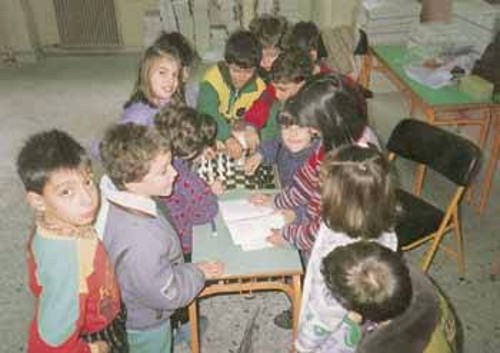 Γνωριμία με τη σκακιέρα από μαθητές Α΄-Γ' τάξης Δημοτικού Σχολείου. Την αγάπη τους για το σκάκι δείχνει έντονα η φωτό..!