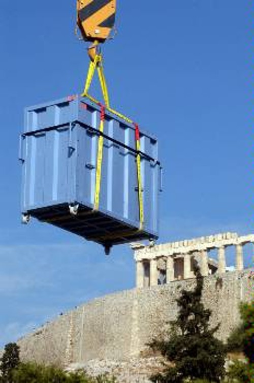 Μεταφέροντας τις αρχαιότητες από το παλιό στο νέο Μουσείο Ακρόπολης