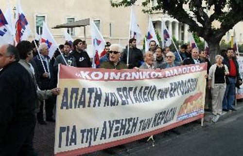 Οι εργαζόμενοι έχουν συμφέρον να απορρίψουν τον «κοινωνικό διάλογο», που μόνο στόχο έχει να τους κλείσει στη φάκα των αντιδραστικών μεταρρυθμίσεων