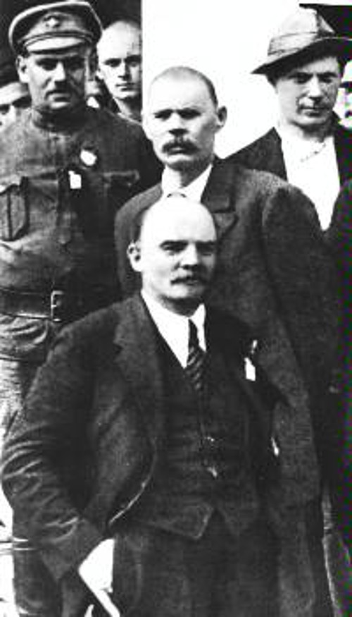 Ο Β. Ι. Λένιν και ο Μαξίμ Γκόρκι μαζί με μια ομάδα αντιπροσώπωνστο 2ο Συνέδριο της Κομμουνιστικής Διεθνούς