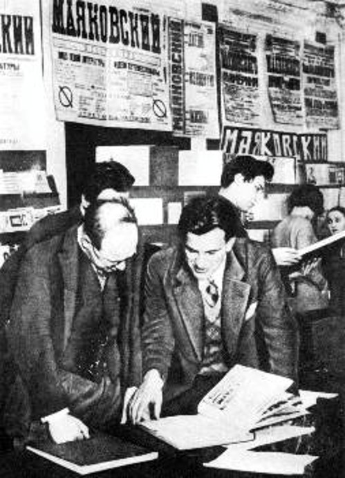 Ο ποιητής με τον Β. Κερζέντσεφ στην έκθεση «20 χρόνια δουλιάς»