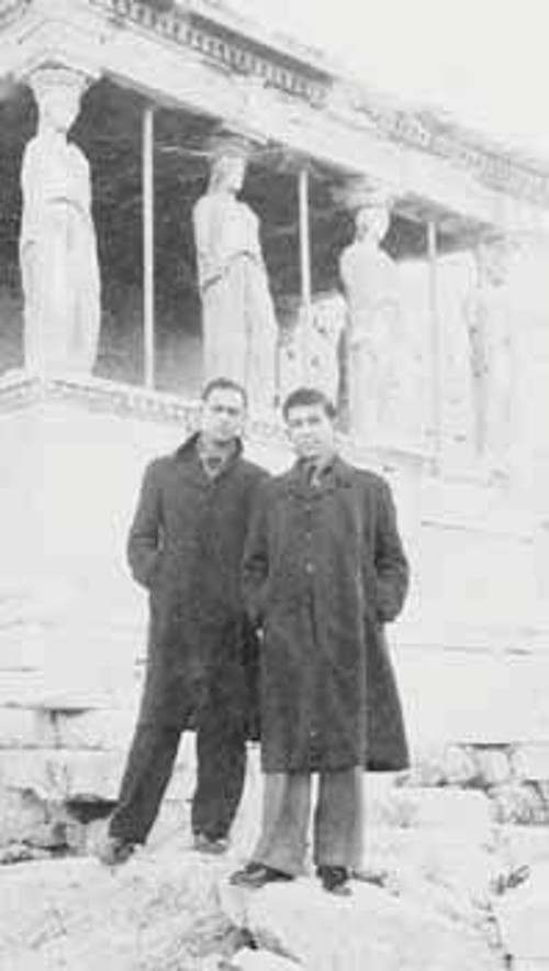Στη φωτογραφία -ενθύμιο εικονίζονται οι: Στάθης Τσεκούρας (αριστερά) και Μαρίνος Πετρούνιας που ανέβηκαν πριν την επιχείρηση στην Ακρόπολη για αναγνώριση της περιοχής