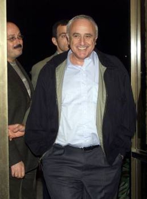 Ο Ισραηλινός εκπρόσωπος (υπουργός Τουρισμού)επιστρέφει χαμογελαστός στις συνομιλίες