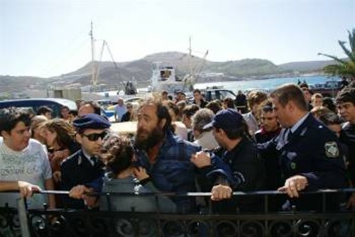 Οι εργαζόμενοι προστατεύουν μαθήτρια από την αστυνομική βία κατά τη χτεσινή κινητοποίηση των Μαθητών στη Μύρινα