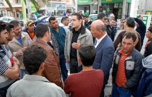 «Από κοινού Ελληνες και μετανάστες εργαζόμενοι να διεκδικήσουν λύση στα οξυμένα προβλήματά τους», κάλεσε ο βουλευτής του ΚΚΕ Γ. Πρωτούλης, κατά την περιοδεία του στην περιοχήτου Αιγάλεω