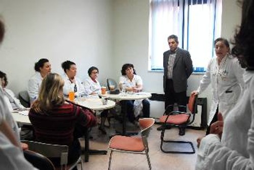 Ο Γιώργος Μαυρίκος συζητά με γιατρούς για τα προβλήματά τους, κατά την πρόσφατη περιοδεία του στο Νοσοκομείο «Αττικόν»