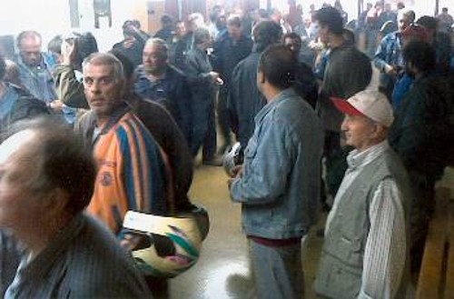 Ασφυκτικά γεμάτος από εργάτες ο διάδρομος των δικαστηρίων Πειραιά στη χτεσινή εκδίκαση των ασφαλιστικών μέτρων