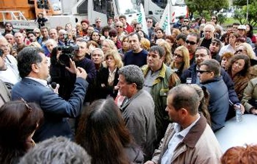 Ο δήμαρχος Νίκαιας ενημερώνει τους εργαζόμενους για τα αποτελέσματα της συνάντησης με τον υφυπουργό