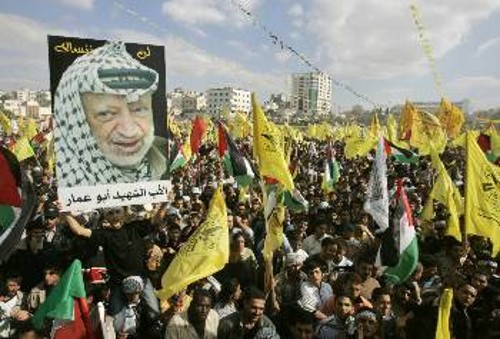Οι οπαδοί της «Φατάχ» βγήκαν κατά χιλιάδες στη Γάζα με την ευκαιρία της τρίτης επετείου από το θάνατο του Αραφάτ
