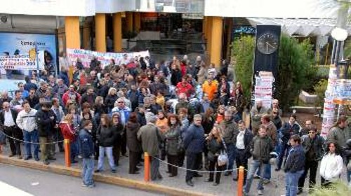 Από τη χτεσινή απεργιακή συγκέντρωση έξω από το δημαρχείο