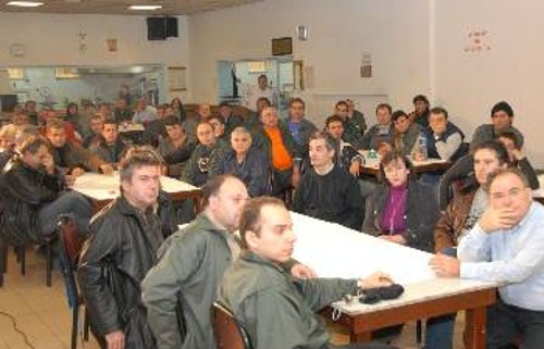 Οι εργαζόμενοι στον ΑΗΣ Πτολεμαΐδας ενώ παρακολουθούν την ομιλία της ΓΓ της ΚΕ του ΚΚΕ
