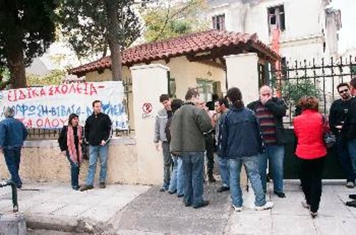 Στιγμιότυπο από την κατάληψη του ΚΕΑΤ, την περασμένη Κυριακή