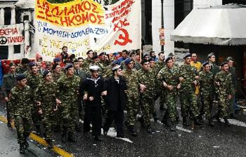 Οι κομμουνιστές, οι ΚΝίτες, όπως έξω έτσι και μέσα στα στρατόπεδα πρωτοστατούν και δε θεωρούν τη ζούγκλα που μας έχουν ετοιμάσει δεδομένη. Οπου σταθούν και βρεθούν εμπνέουν στο λαό ότι διέξοδος και λύση δεν μπορεί να προκύψει έξω από την ανατροπή της εξουσίας των ιμπεριαλιστών (φωτογραφία από τη συμμετοχή στρατευμένων στις εκδηλώσεις για την επέτειο του Πολυτεχνείου)