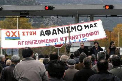 Οι μικροί κτηνοτρόφοι γνωρίζουν ότι οι ευθύνες για την κατάστασή τους και η απειλή αφανισμού τους είναι η πολιτική της ΕΕ, της νέας ΚΑΠ και των ελληνικών κυβερνήσεων (στη φωτογραφία άποψη από κινητοποίηση των κτηνοτρόφων στα Τέμπη)