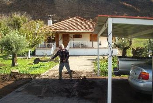 Τα λασπόνερα «εισέβαλαν» στα σπίτια και κυρίως στα υπόγεια και τις αυλές των πυροπλήκτων