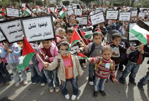 Παιδιά στη Γάζα διαδηλώνουν με τους γονείς τους ενάντια στην ισραηλινή κατοχή