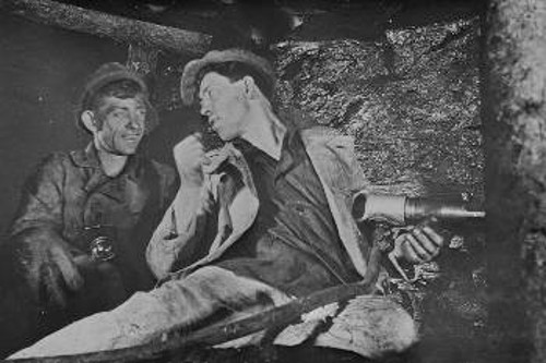 Ο Αλ. Σταχάνωφ (δεξιά) με έναν εργάτη στο ορυχείο