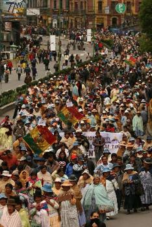 Χιλιάδες λαού βρίσκονται αυτές τις μέρες στους δρόμους υπερασπίζοντας την κυβέρνηση Μοράλες