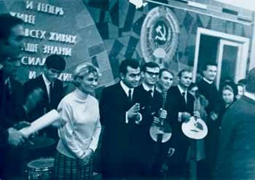 Το μουσικό συγκρότημα των Ελλήνων της ΕΣΣΔ «Ρωμιοσύνη», σε συναυλία του σε εργοστάσιο του Λένινγκραντ, τη δεκαετία του '70