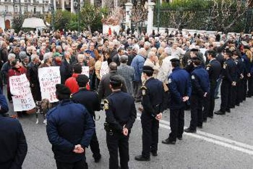 Την οργή των συνταξιούχων προκάλεσε η ισχυρή αστυνομική παρουσία στο ύψος της Βουλής