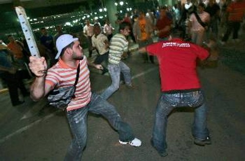 Στιγμιότυπο από τις βίαιες εκδηλώσεις που οργάνωναν πριν το δημοψήφισμα οι δυνάμεις της αντίδρασης, με «αιχμή του δόρατος» φοιτητές, γόνους της αστικής τάξης