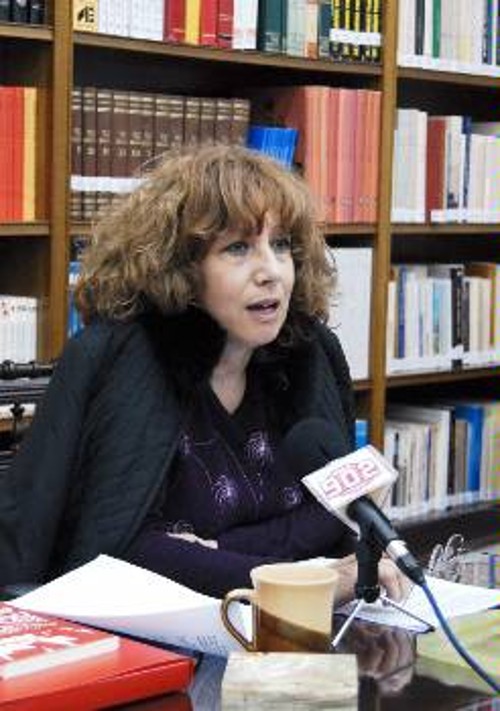 Η Ελένη Μπέλλου ενώ απευθύνεται στους συγκεντρωμένους