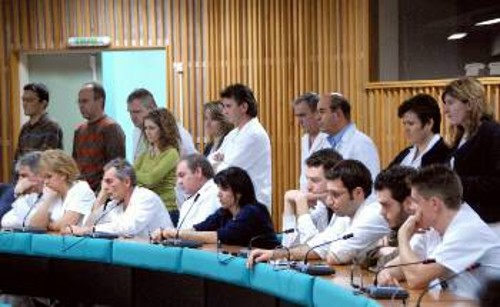 Εργαζόμενοι στο Περιφερειακό, Πανεπιστημιακό Νοσοκομείο Θεσσαλίας ενώ παρακολουθούν την ομιλία της Αλ. Παπαρήγα