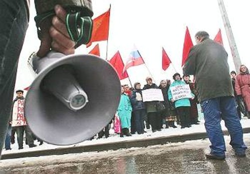 Στιγμιότυπο από την περιφρούρηση στην πρόσφατη απεργία στο εργοστάσιο της «Φορντ», στο Λένινγκραντ
