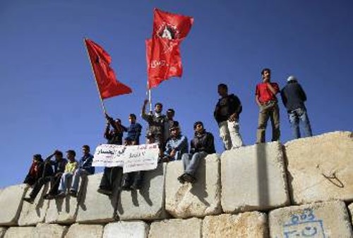 Μέλη του Λαϊκού και του Δημοκρατικού Μετώπου της Παλαιστίνης διαδηλώνουν ενάντια στην ισραηλινή κατοχή και το τείχος