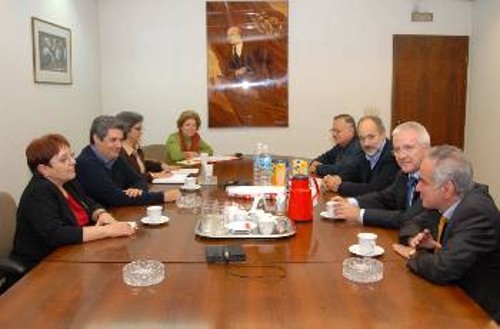Από τη συνάντηση με τις Επαγγελματικές Ενώσεις