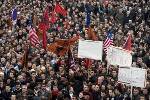 Κοσσοβάροι Αλβανοί όλο και πιο συχνά εμφανίζονται απροκάλυπτα με αμερικανικές σημαίες, προβάλλοντας τα σχέδια για «Μεγάλη Αλβανία»