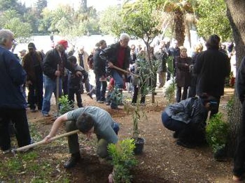 Από παλιότερη κινητοποίηση - δεντροφύτευση των κατοίκων στο Πεδίον του Αρεως