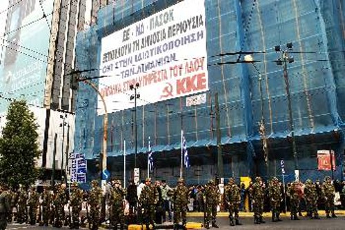 Το γιγαντοπανό του ΚΚΕ στην πρόσοψη του ΝΑΤ, πάνω από τα στρατιωτικά αγήματα που υποδέχονταν τους επισήμους