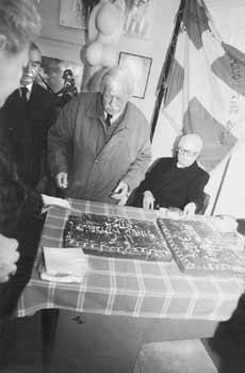 Ο πρόεδρος του Συνδέσμου Φίλων του Μουσείου της ΕΠΟΝ Φοίβος Τσέκερης κόβει την πίτα του 2001