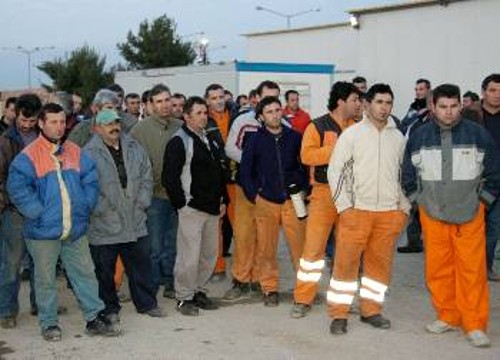 Μιλώντας στους εργαζόμενους του εργοταξίου
