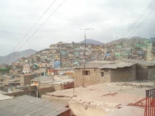 Χαρακτηριστική εικόνα από τις παραγκουπόλεις που κατακλύζουν την πρωτεύουσα Λίμα