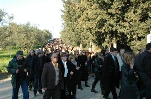 Πλήθος κόσμου συνοδεύει τη σορό του Παναγιώτη Κοσιώνη στην τελευταία του κατοικία