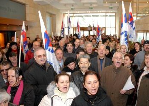 Δεν είναι μόνοι τους οι εργάτες, έχουν στο πλευρό τους το ΠΑΜΕ (φωτ. από παλιότερη παρέμβαση του συνδικάτου ενάντια σε απόλυση στο «Athens Plaza»)
