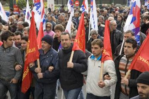 Οι ταξικές δυνάμεις καλούν τους εργαζόμενους να κάνουν δική τους υπόθεση την απεργιακή κλιμάκωση του αγώνα, παραμερίζοντας τις συνδικαλιστικές ηγεσίες της συναίνεσης